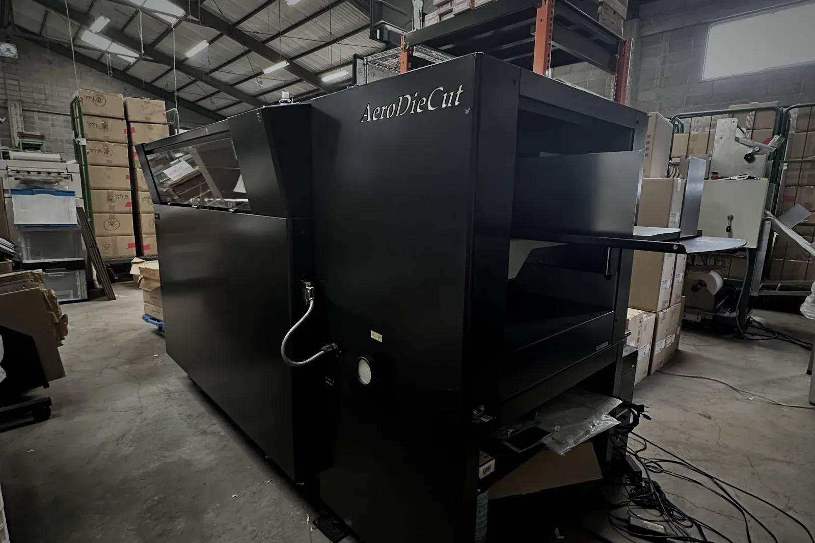 型抜き機 AeroDieCut（福岡の自社工場）