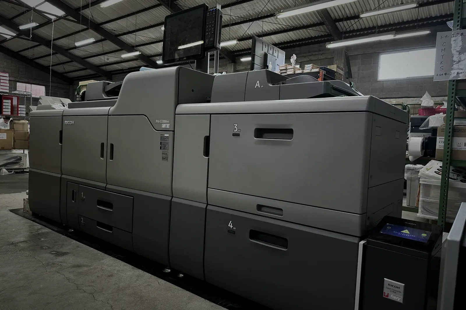 本番用のデジタル印刷機 RICOH Pro C7200SHT（福岡の自社工場）