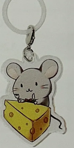 ねずみとチーズをかたどったアクリルの目印チャーム（製品見本）